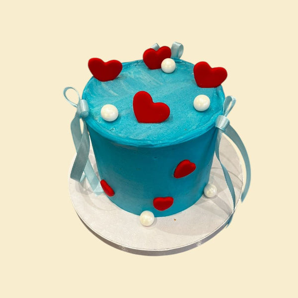 Herz Torte in Blau mit roten Herzen