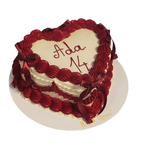 Weiße Coquettetorte mit roter Spritzdeko