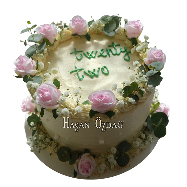 Weiße Coquette-Torte mit rosa Rosen und Schleierkraut