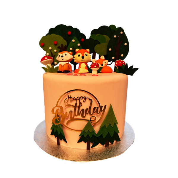 Rosa Torte mit Bäumen, Pilzen und Füchsen