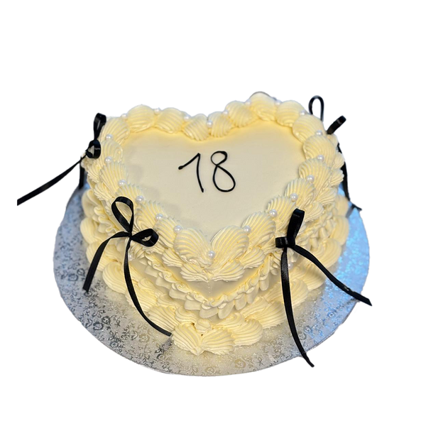 Herzförmige Coquette-Torte deluxe mit Schleifen und Perlen