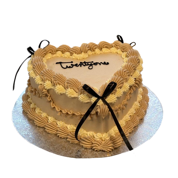 Herzförmige Coquette-Torte in Kaffee-Tönen mit schwarzen Schleifen