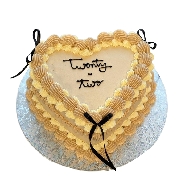 Herzförmige Coquette-Torte in Kaffee-Tönen mit schwarzen Schleifen