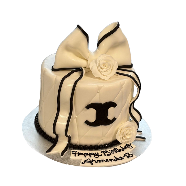 Weiße Luxus-Torte mit Kissenoptik, Rose und Schleife