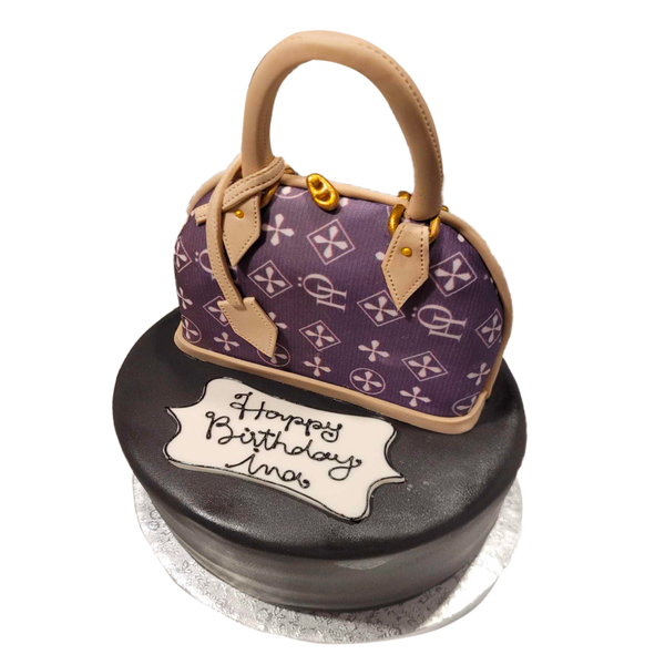 Schwarze Torte mit brauner Luxus-Tasche