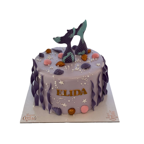 Lila Meerjungfrau-Torte mit Muscheln, Algen und Fischschwänzen