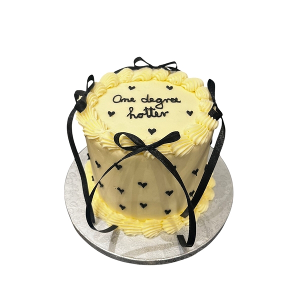 Mini Torte mit schwarzen schleifen und herzen und text