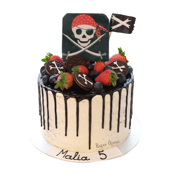 Piraten-Torte mit Drip, Oreos, Erdbeeren und Blaubeeren
