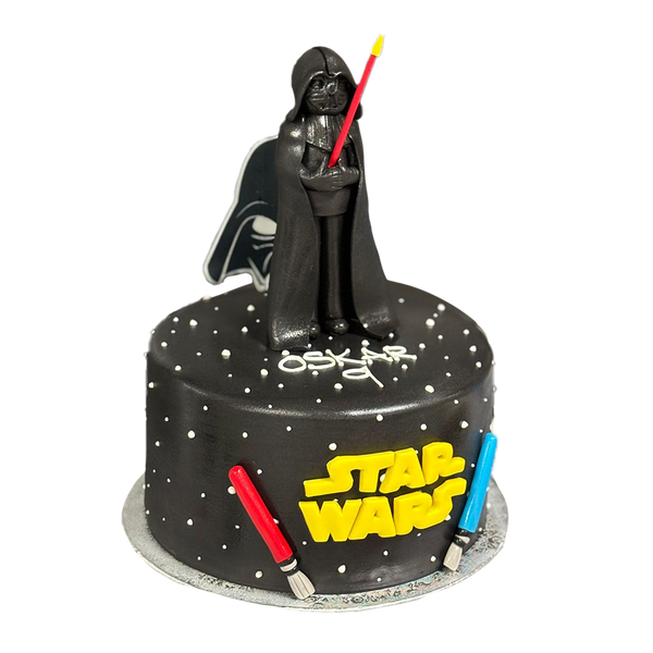 Schwarze Star Wars-Torte mit Darth Vader, Sternen und Lichtschwertern