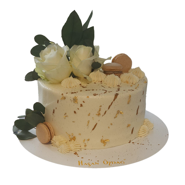 Torte mit goldener Deko , Macarons und Rosen