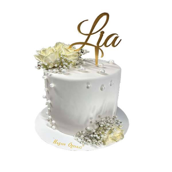 Weiße Torte mit Perlen, Schleierkraut und Rosen