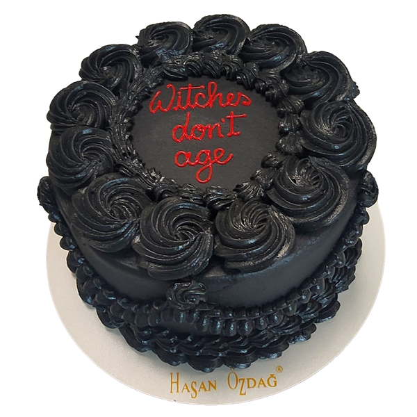 Schwarze Coquette-Torte mit roter Schrift