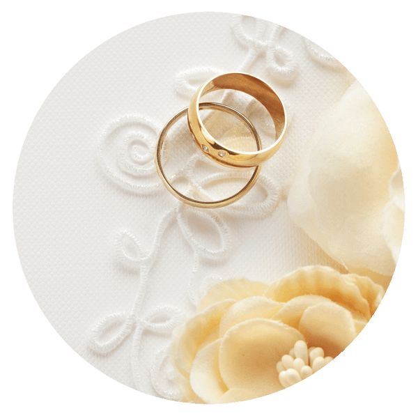 Verschiedene Hochzeitstorten in unterschiedlichen Designs, Größen und Dekorationen – perfekt für den besonderen Tag.