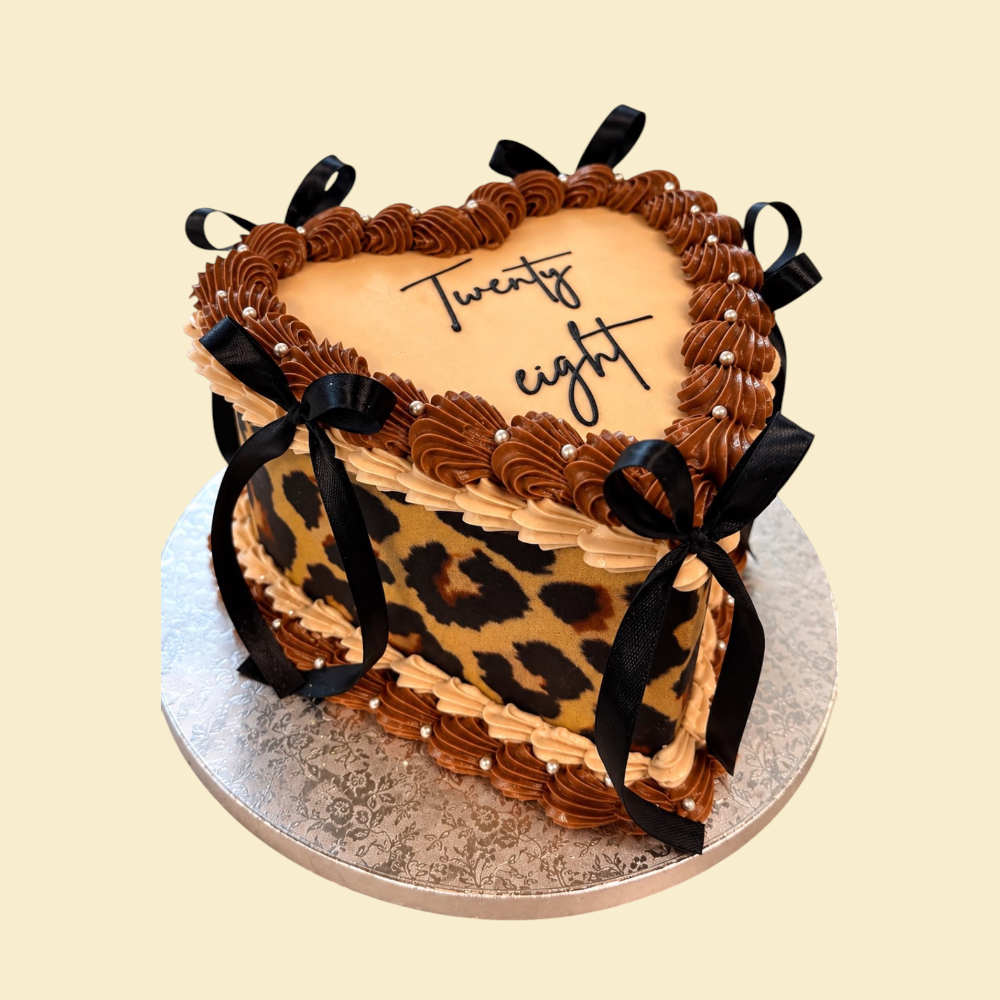 Leo-Herztorte mit Wunschschrift und schwarzen Schleifen