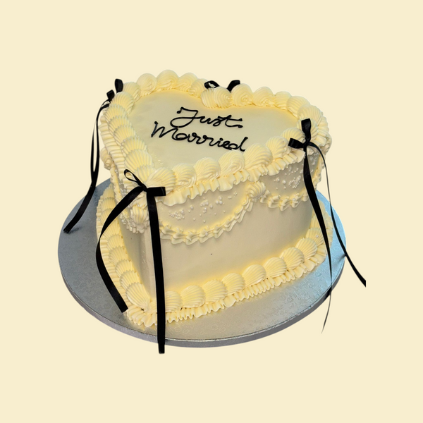Hochzeitstorte Just Married – Vintage Herz (Buttercreme)