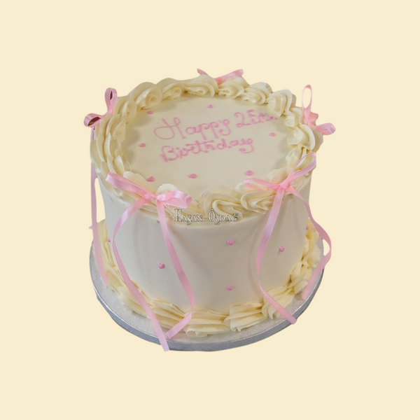 Coquettetorte mit Herzchen und Schleifen