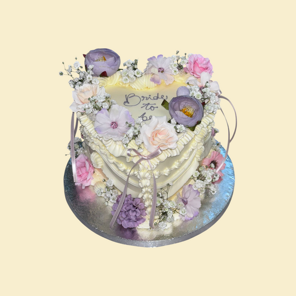 Bride-to-be Herztorte – mit floraler Vintage-Deko