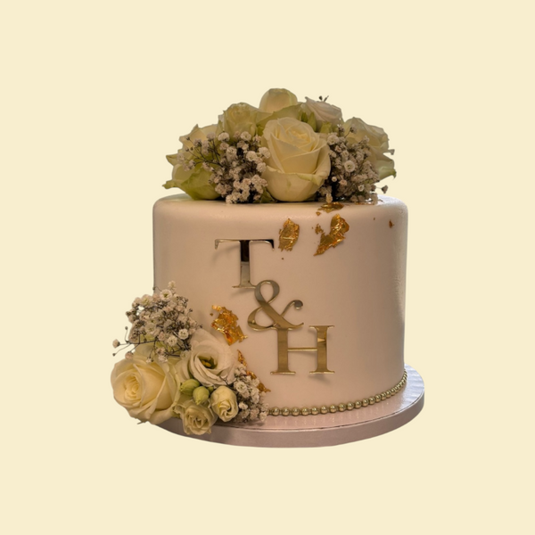 Elegante Hochzeitstorte mit Echtblumen, Golddekor & Perlenrand