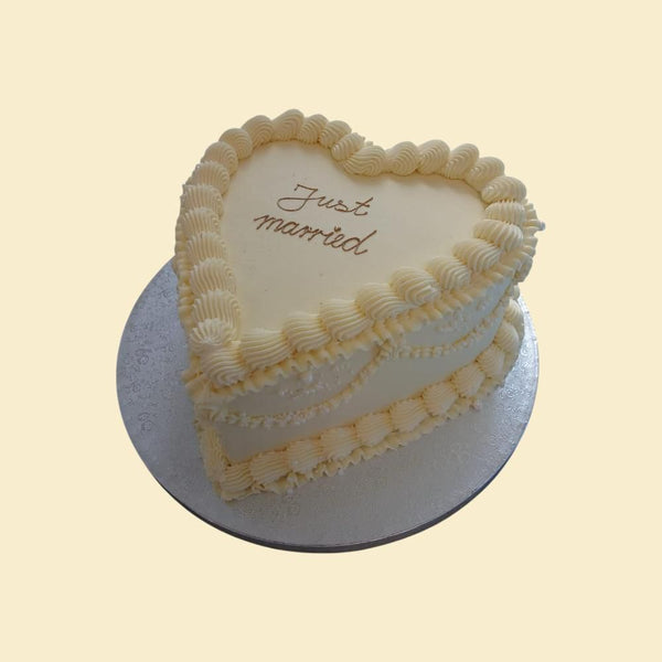 Herztorte „Just Married“ – Hochzeitstorte in Creme