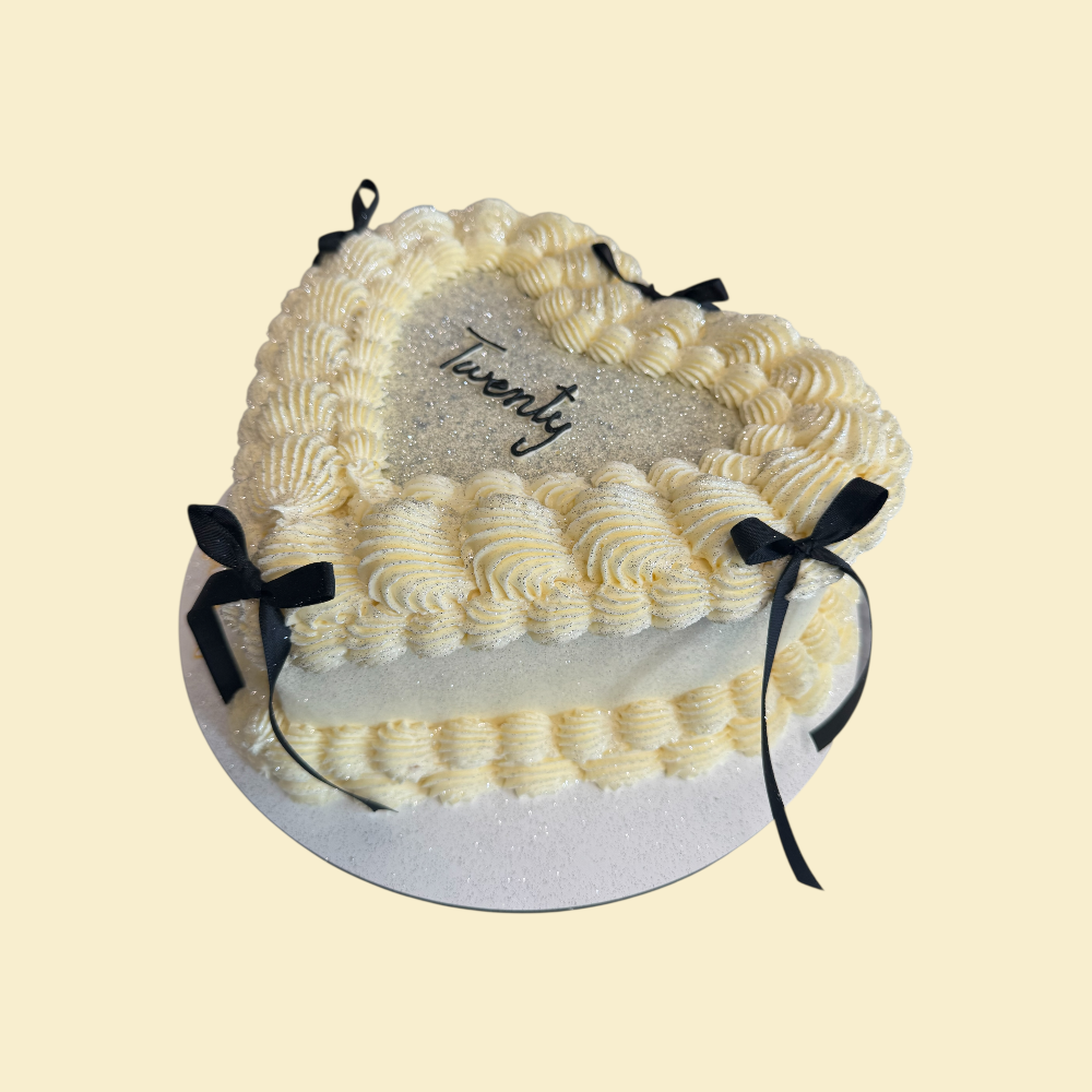 Herztorte mit schwarzen Schleifen Twenty