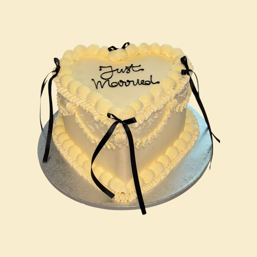 Hochzeitstorte Just Married – Vintage Herz (Buttercreme)