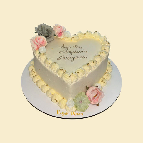 Herztorte mit Blumen- und Perlendeko