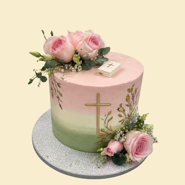 Elegante Buttercreme-Torte zur Kommunion mit Rosen, Goldkreuz & dezenter Bibel