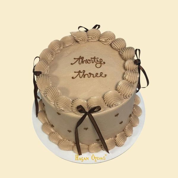 Birthday Cake „Thirty Three“ – Hellbraune - Buttercremetorte mit eleganten Schleifen
