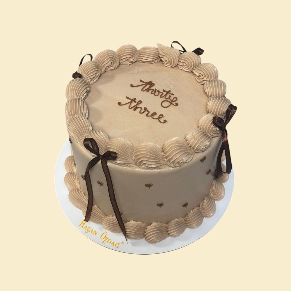 Birthday Cake „Thirty Three“ – Hellbraune - Buttercremetorte mit eleganten Schleifen