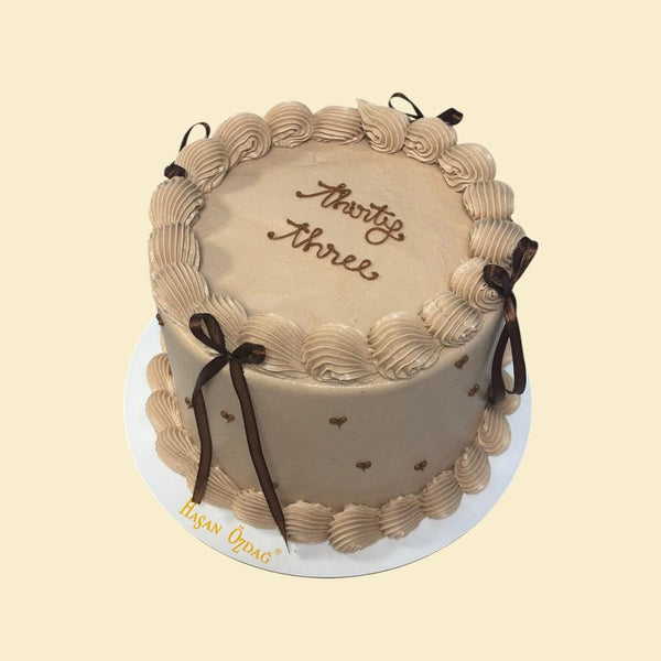 Birthday Cake „Thirty Three“ – Hellbraune - Buttercremetorte mit eleganten Schleifen