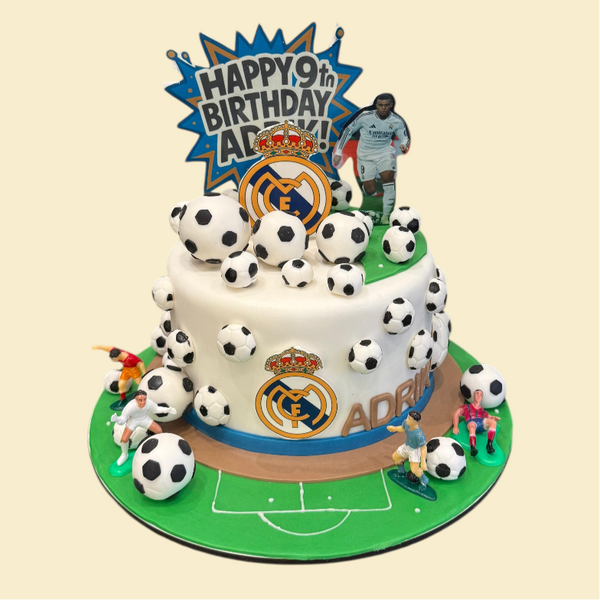 Real Madrid Fußballtorte – Geburtstagskuchen mit Spielfeld & Mini-Bällen