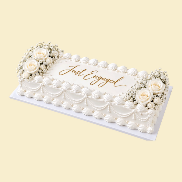 Just engaged Rechteckige Hochzeitstorte mit frischen Rosen und Schleierkraut(Sahne)