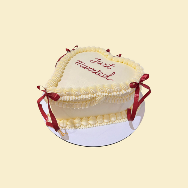 Herztorte „Just Married“ – Hochzeitstorte mit Roten Schleifen