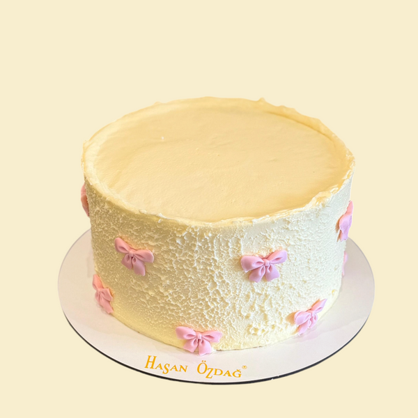Zarte Schleifen-Torte in Cremeweiß
