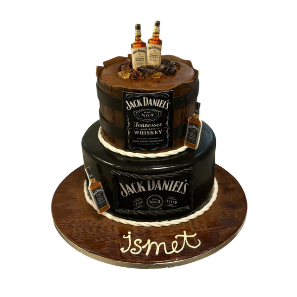 "Zweistöckige Jack Daniel’s Torte im Whiskeyfass-Design, verziert mit Miniaturflaschen aus Esspapier und rustikaler Optik. Perfekt für Whiskey-Liebhaber und besondere Anlässe."