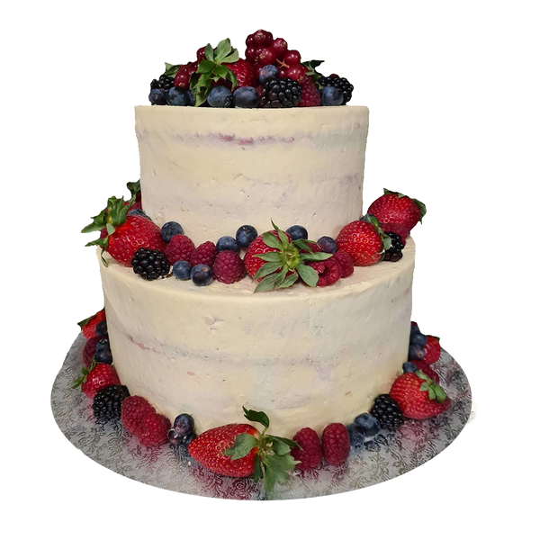 Zweistöckige Hochzeitstorte mit hellem Cremeüberzug, dekoriert mit frischen Beeren wie Erdbeeren, Himbeeren, Blaubeeren und Brombeeren. Die Torte steht auf einer dekorativen silbernen Tortenplatte und hat eine rustikale, halbverputzte Optik. Perfekte Wahl für eine natürliche, fruchtige und elegante Hochzeitstorte.