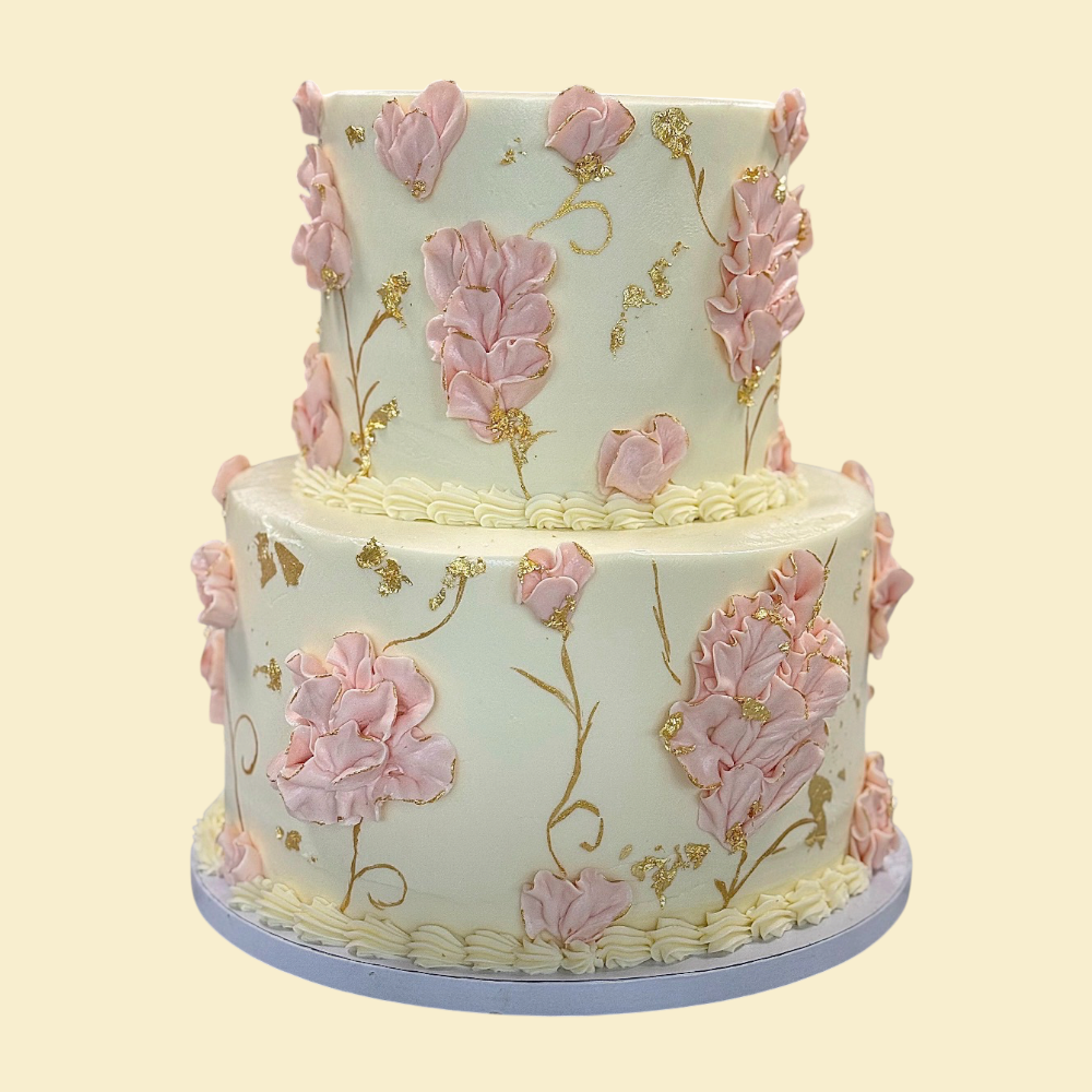 Romantische zweistöckige  Buttercreme-Torte mit 3D-Blüten & Gold