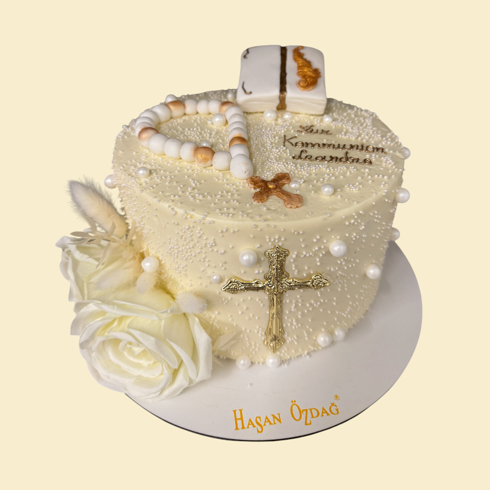 Elegante Tauftorte mit Goldkreuz & Rosenkranz