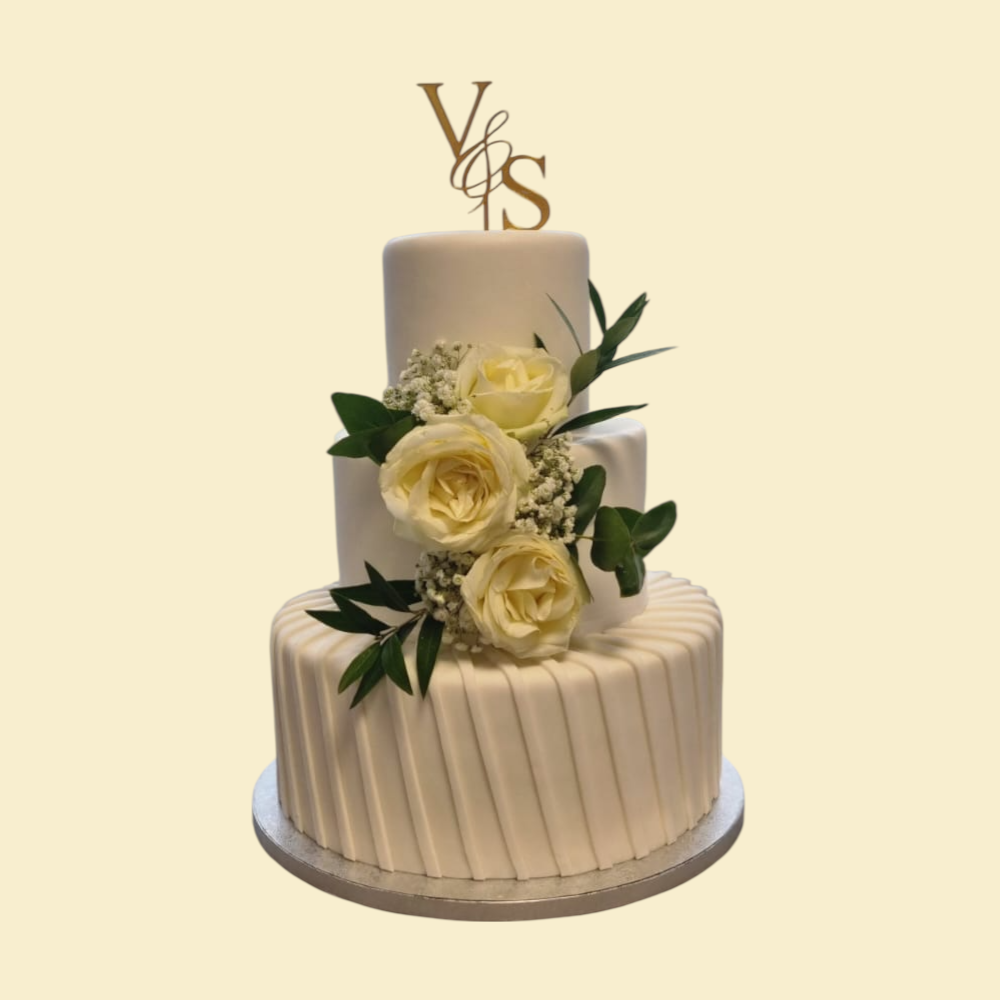 Elegante Hochzeitstorte mit frischen Rosen personalisiert