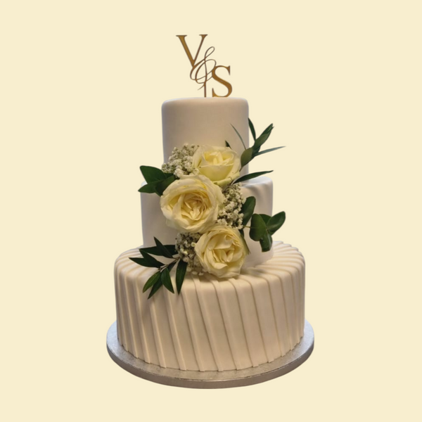 Elegante Hochzeitstorte mit frischen Rosen personalisiert