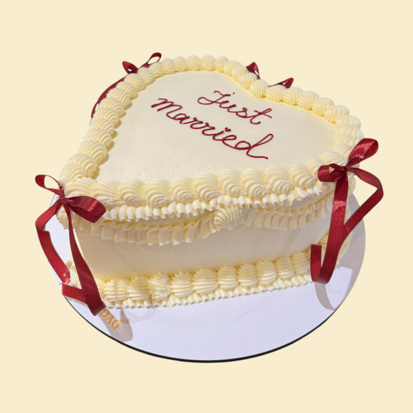 Herztorte „Just Married“ – Hochzeitstorte mit Roten Schleifen