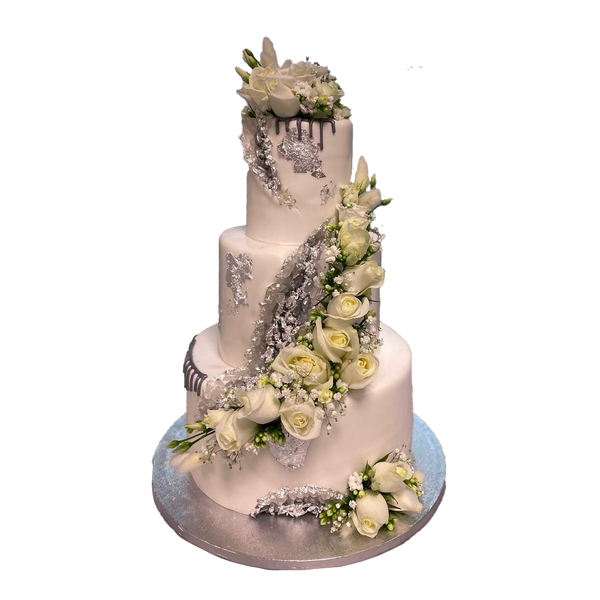3 Etagen Hochzeitstorte weiß silber und frischen Rosen