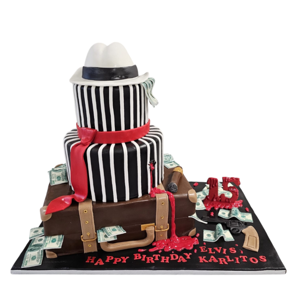 3-stöckige Torte im Mafia-Stil mit Koffer-Design, schwarz-weiß gestreiften Etagen, roter Schleife, Hut als Topper, Dollar-Dekoration und personalisiertem Schriftzug "Happy Birthday Elvis Karlitos"