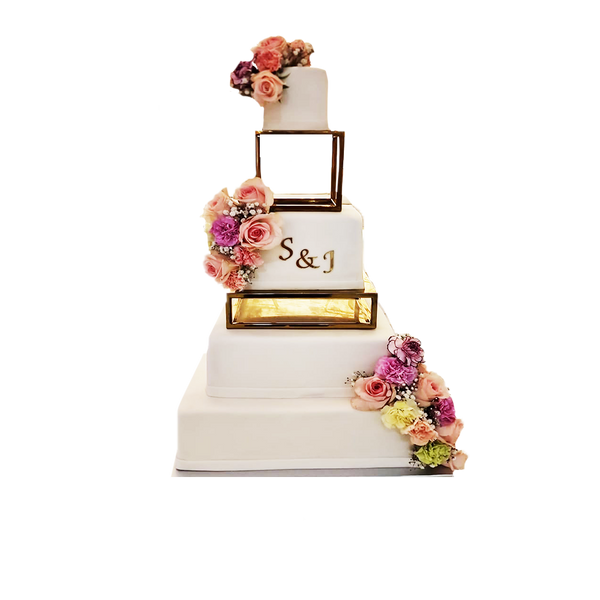3 stöckige Hochzeitstorte mit rosa Rosen und Goldstöcken. 