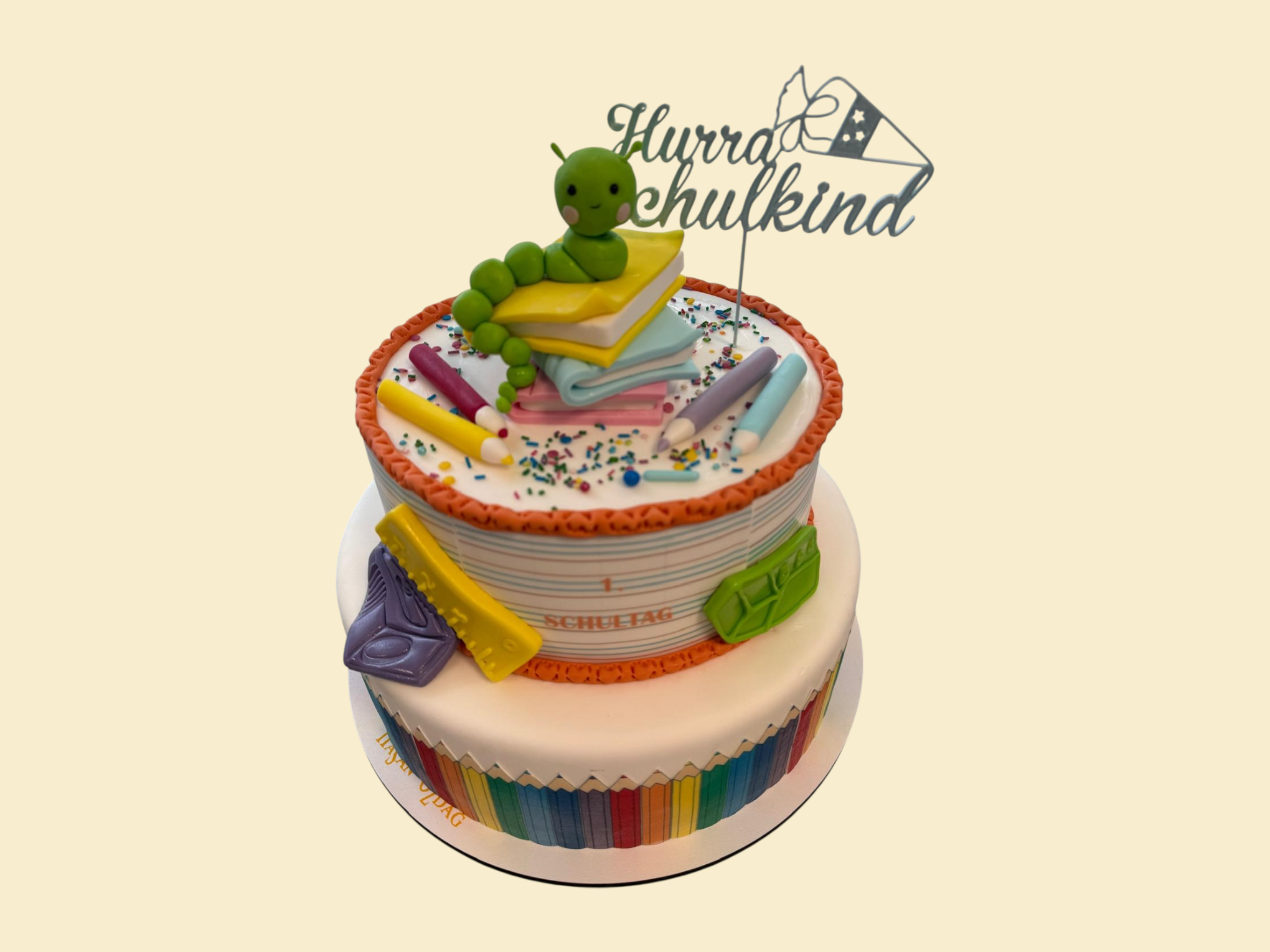 Zweistöckige Schultstart -Torte Hurra Schulkind