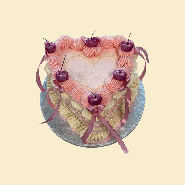 Herztorte „Love Baby“ in Pink mit Kirschen und Schleifen