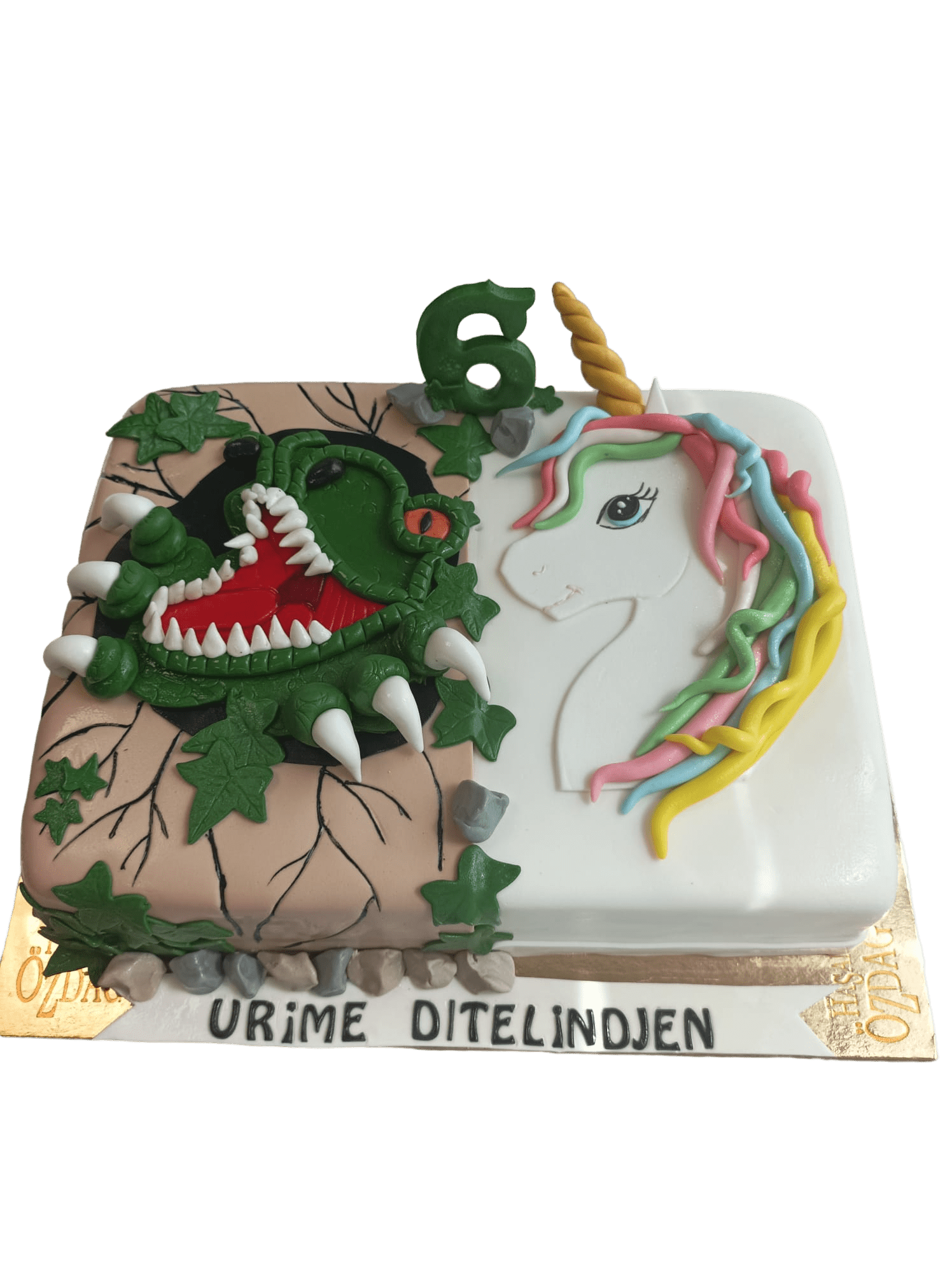 Geburtstagstorte eckig mit einer Hälfte Dino und anderer Hälfte Einhor Geburtstagstorte eckig mit einer Hälfte Dino und anderer Hälfte Einhor