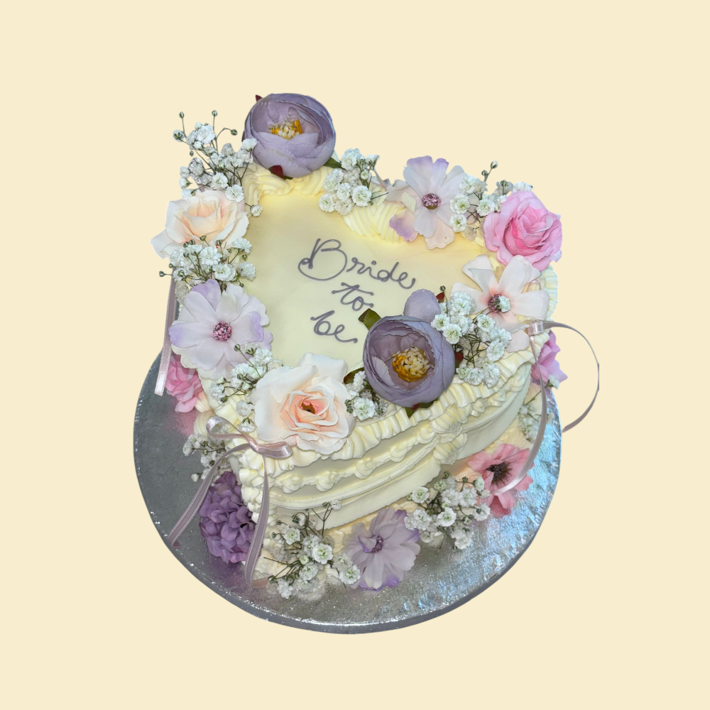 Bride-to-be Herztorte – mit floraler Vintage-Deko