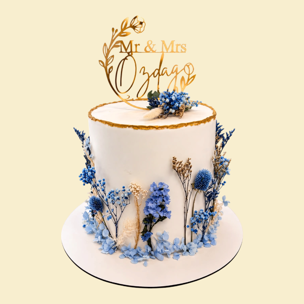 Boho-Hochzeitstorte mit Trockenblumen und Goldrand