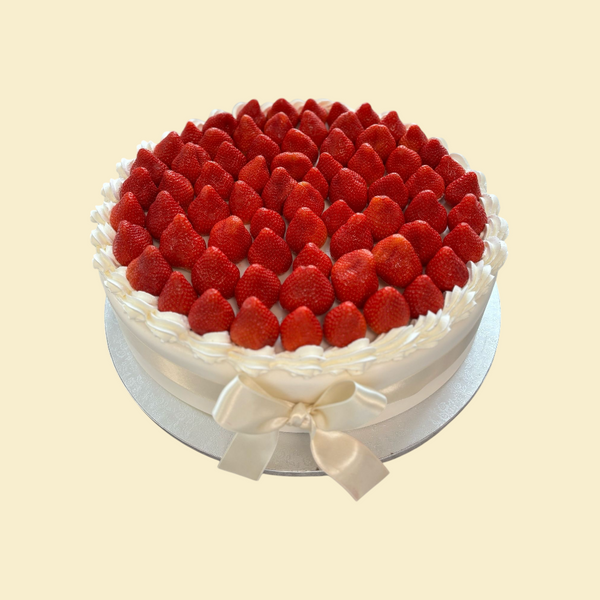 Runde Torte mit frischen Erdbeeren & Schleife